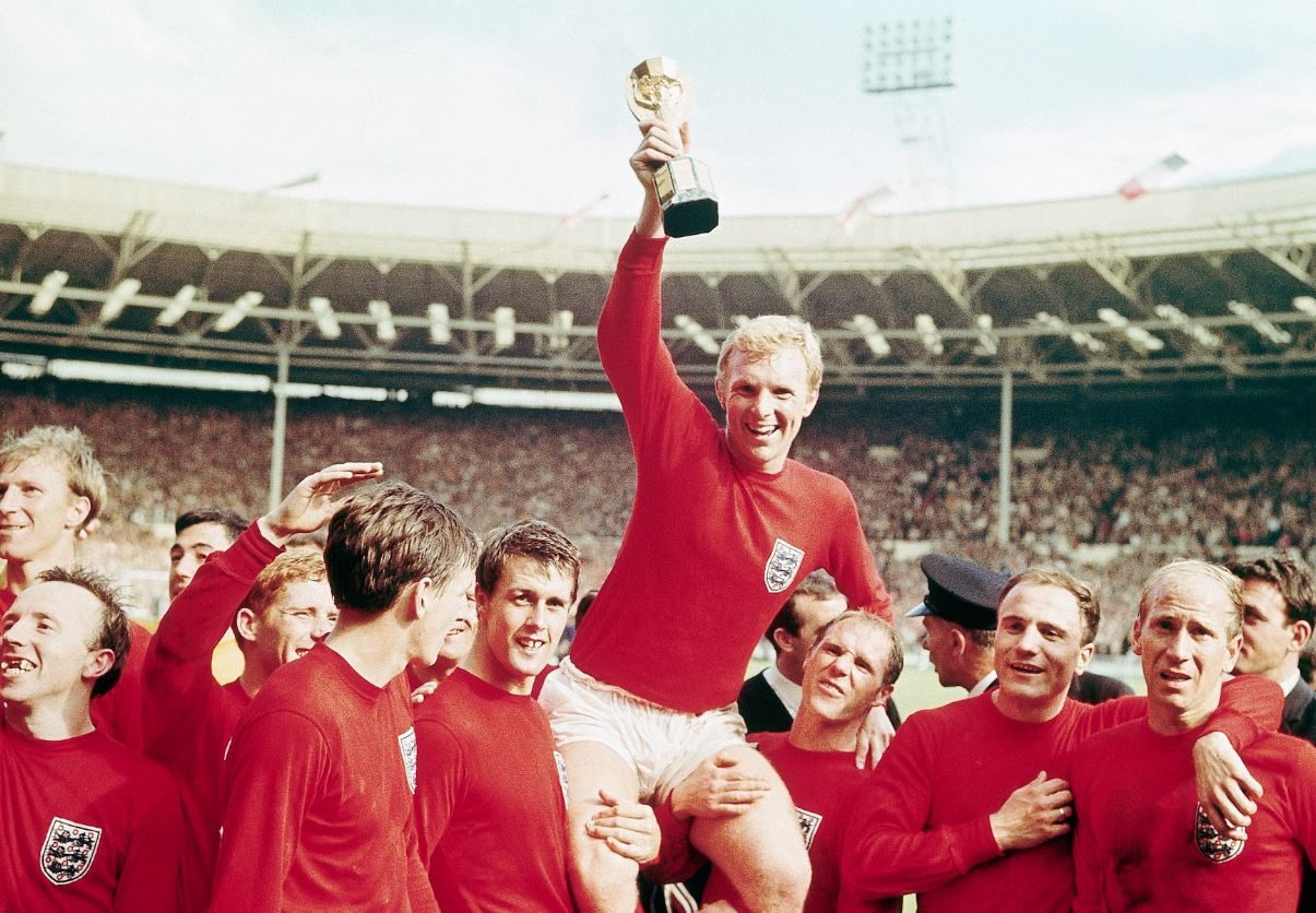 أصبح نجماً تليفزيونياً كبيراً.. كيف عثر الكلب “بيكلز” على كأس العالم المسروقة؟