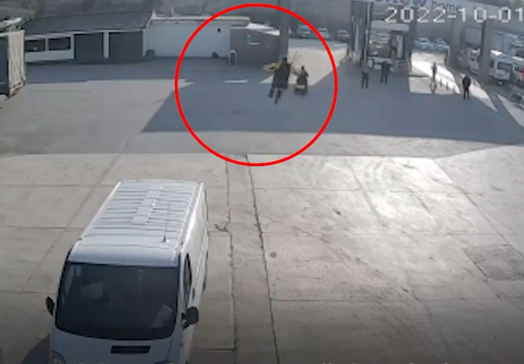 الموظف التركي خلال هبوطه بالمظلة - مواقع التواصل الاجتماعي