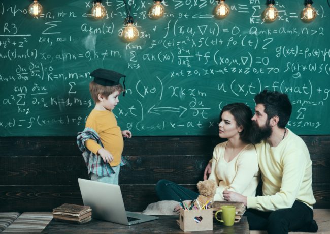 تأخر طفلك بالكلام قد يكون دليلاً على ذكائه.. ماذا تعرف عن متلازمة أينشتاين؟