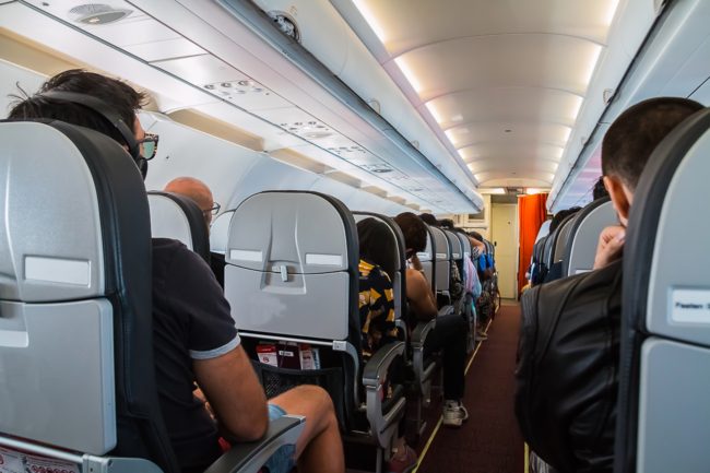 تمنع التورم وظهور دوالي الساقين.. لهذه الأسباب عليك ارتداء الجوارب الضاغطة في الطائرة