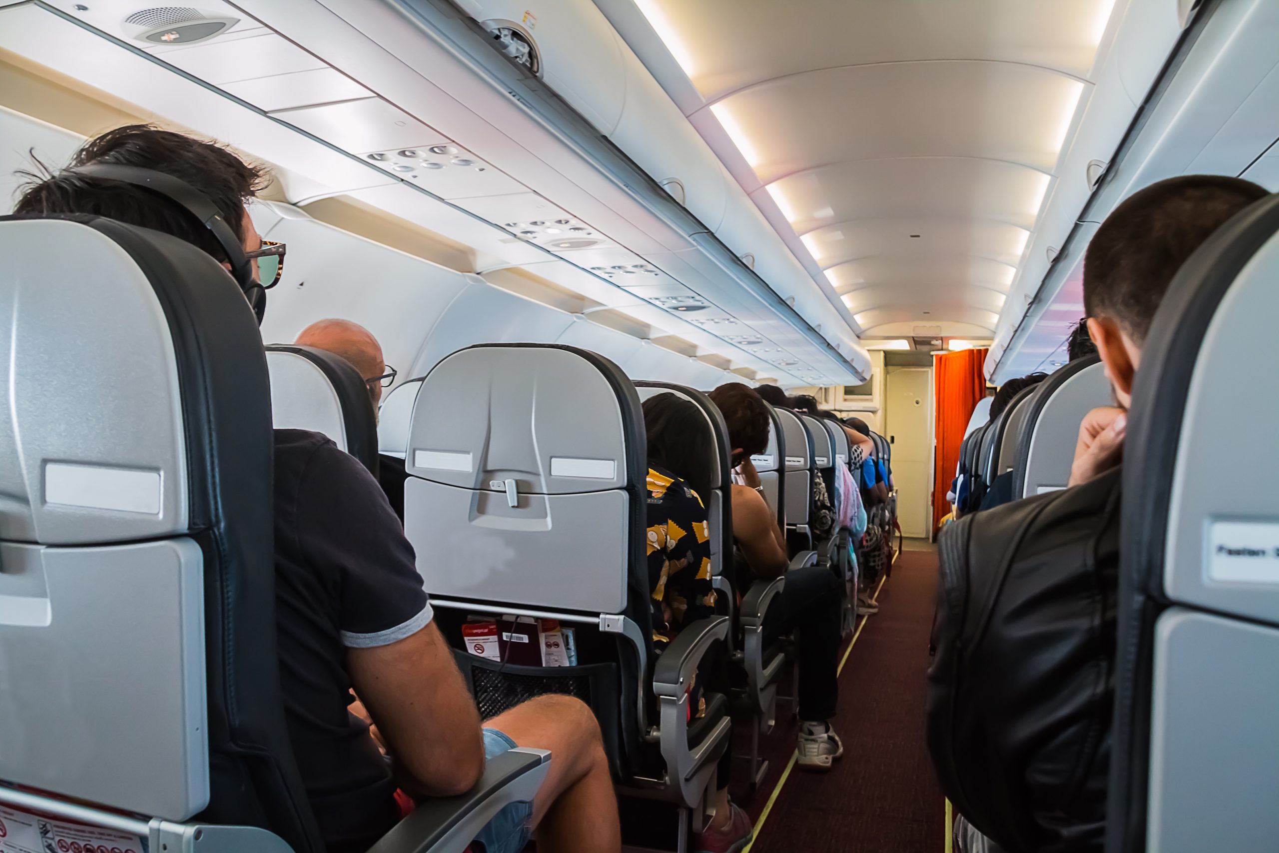 ركاب في الطائرة