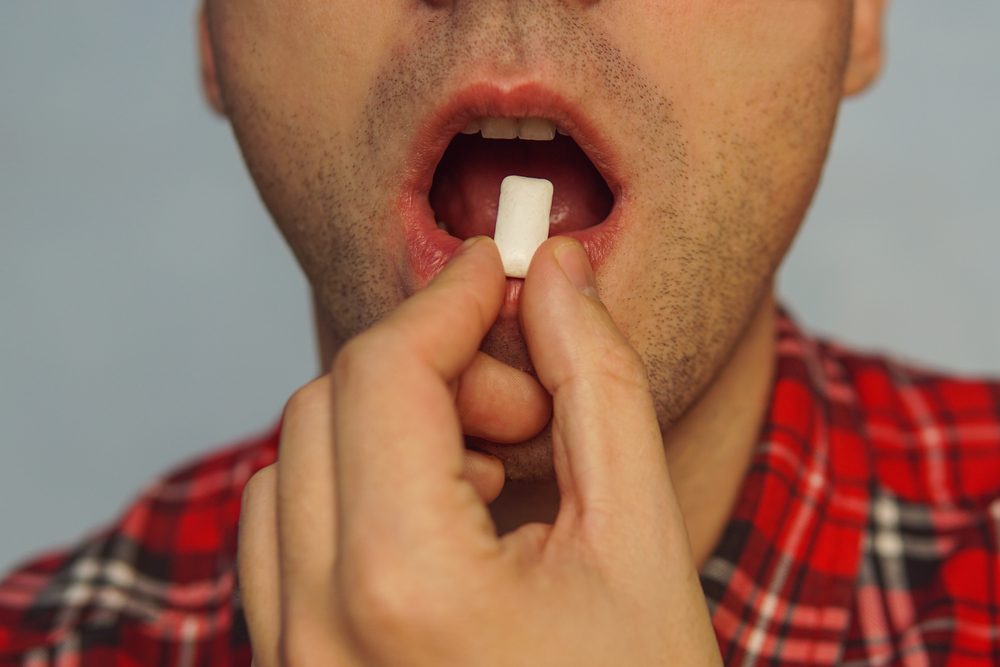 تناول العلكة قد يعرضك للمسائلة القانونية في سنغافورة - Shutterstock