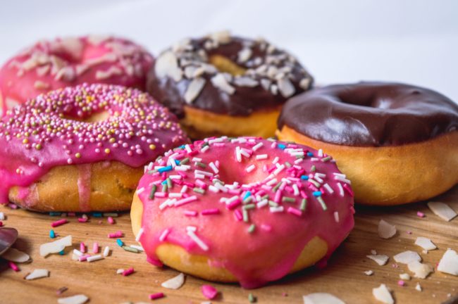 ابتكرها الهولنديون من أجل سدّ الجوع.. قصة حلوى الدونات