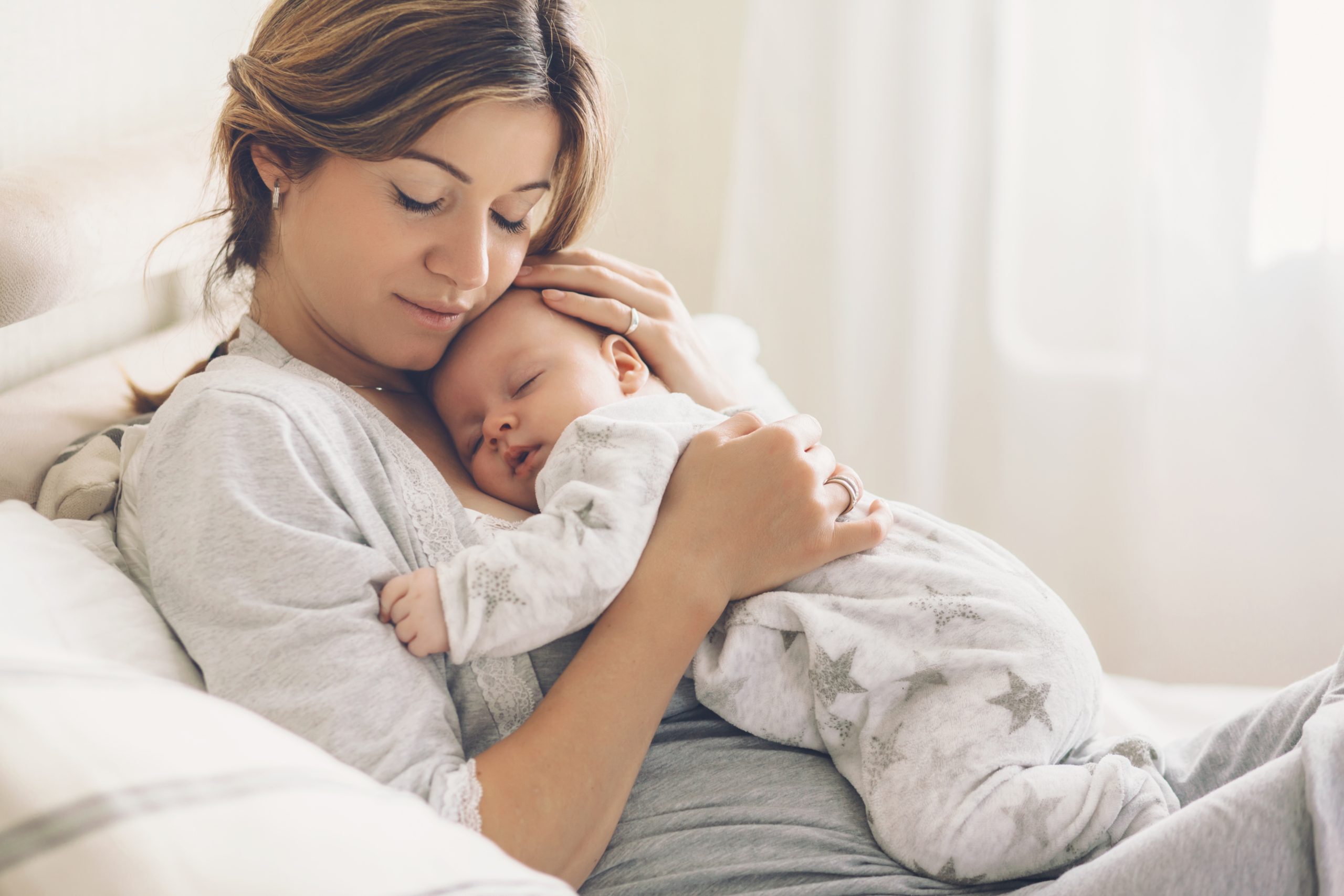طريقة حمل الطفل|shutterstock