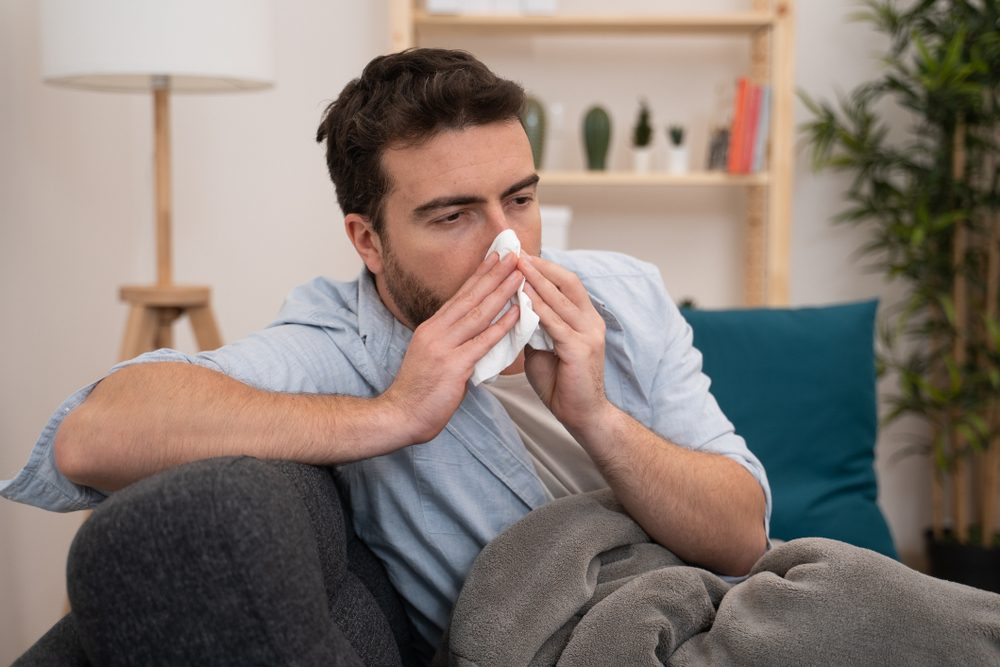 الالتهابات الأنفية والتقطير الخلفي للمخاط قد يساهم في زيادة حدة السعال - ShutterStock