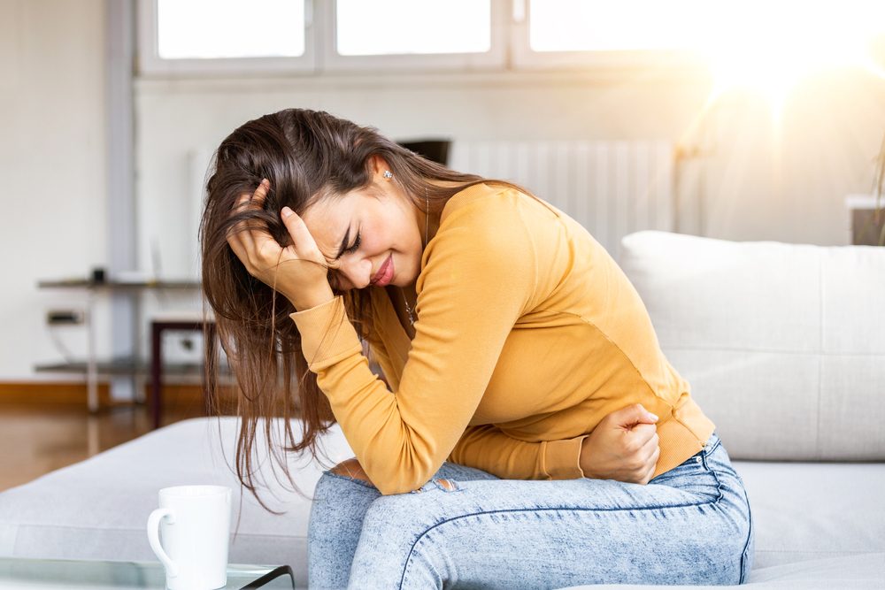 آلام الدورة الشهرية قد تتفاقم بسبب النظام الغذائي المتبع - ShutterStock