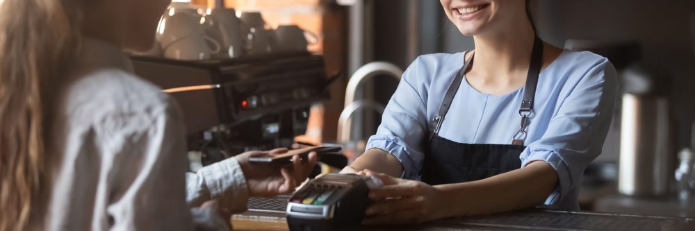 يمكن الاعتماد على الهاتف الذكي كبديلٍ عن المحفظة، لكن مع خيارات أوسع/ Shutterstock