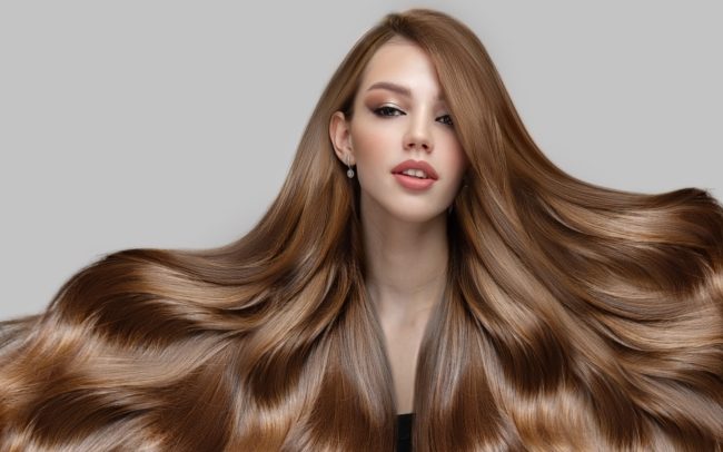 تحذير للنساء من منتجات تمليس الشعر.. دراسة شملت عشرات الآلاف: تزيد خطر الإصابة بسرطان الرحم