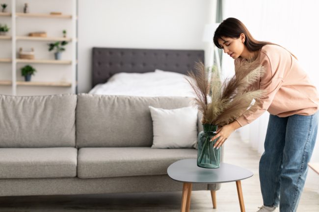 الشموع الملونة والوسائد المخملية.. أفكار لتغيير ديكور المنزل في فصل الشتاء بأقل تكلفة