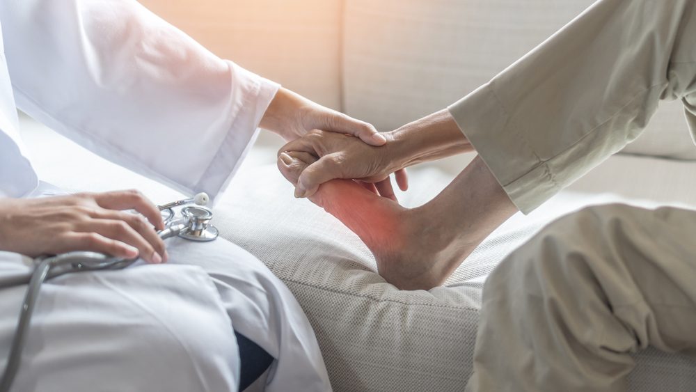 من الضروري مراجعة الطبيب والأخصائي الفيزيائي لممارسة التمارين اللازمة - ShutterStock