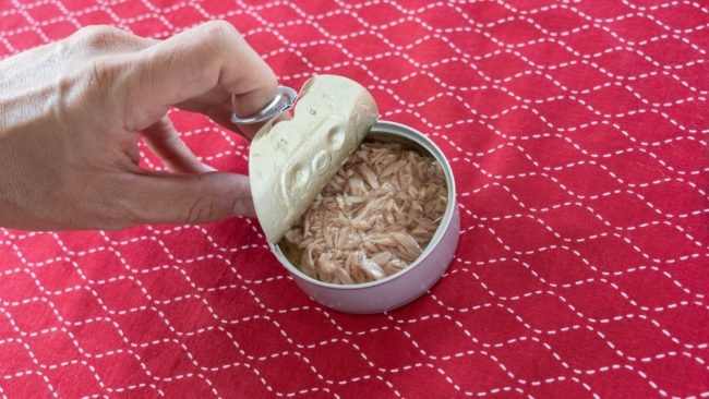 لماذا لا تُصمم جميع المعلبات بغطاء يُفتح بسهولة؟