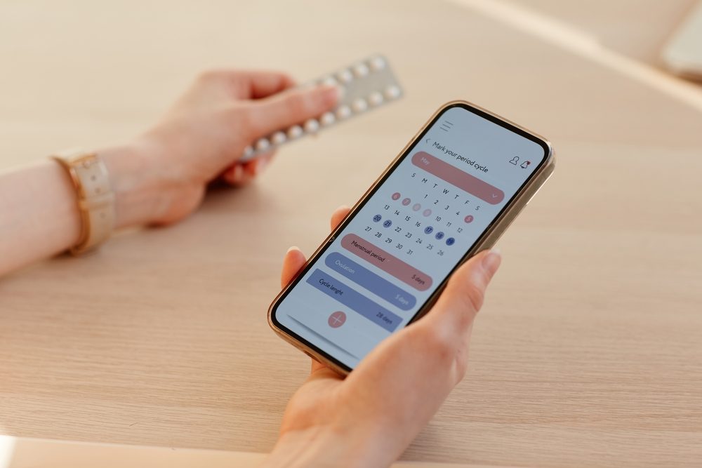 من المهم أن تعرفي مدى تباعد دوراتك لتتمكني من ضبط مواعيد العلاقة الحميمة/ Shutterstock