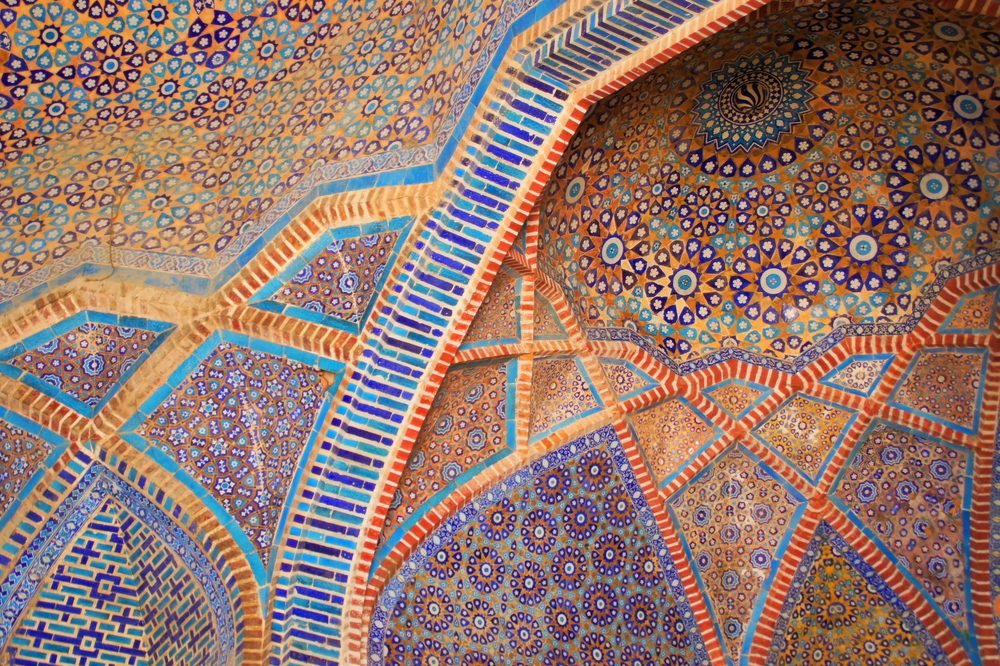 وجدت دار المجوهرات العالمية الإلهام في مساجد إيران وفنون الفسيفساء الملونة - ShutterStock