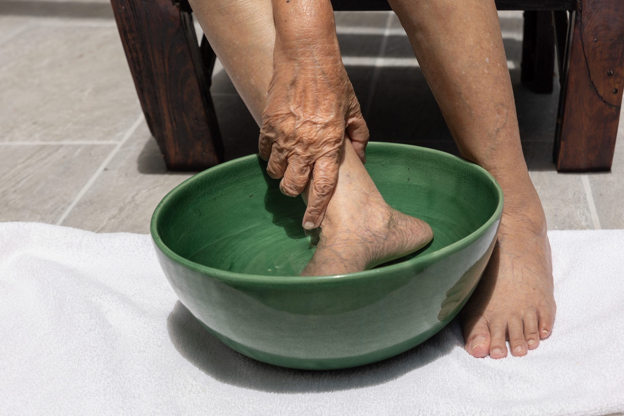 نقع القدمين في الماء والملح يقلل من الأنتفاخ|shutterstock