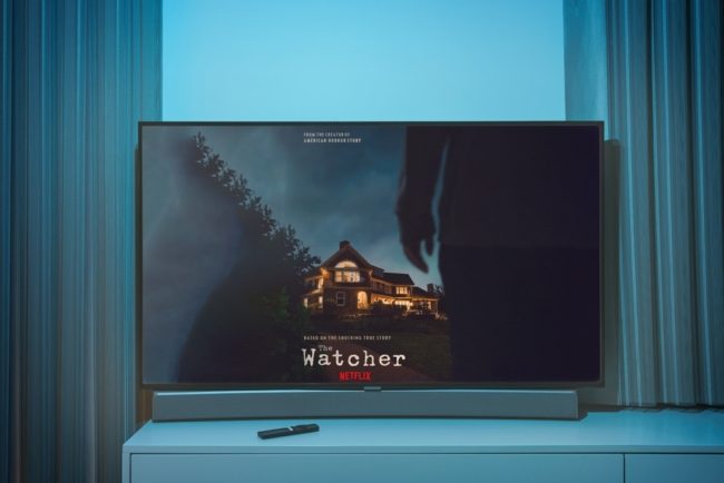 منزل غامض يهدد ساكنيه بخطابات تكشف أسرارهم.. مسلسل The Watcher على Netflix مقتبس من قصة واقعية!