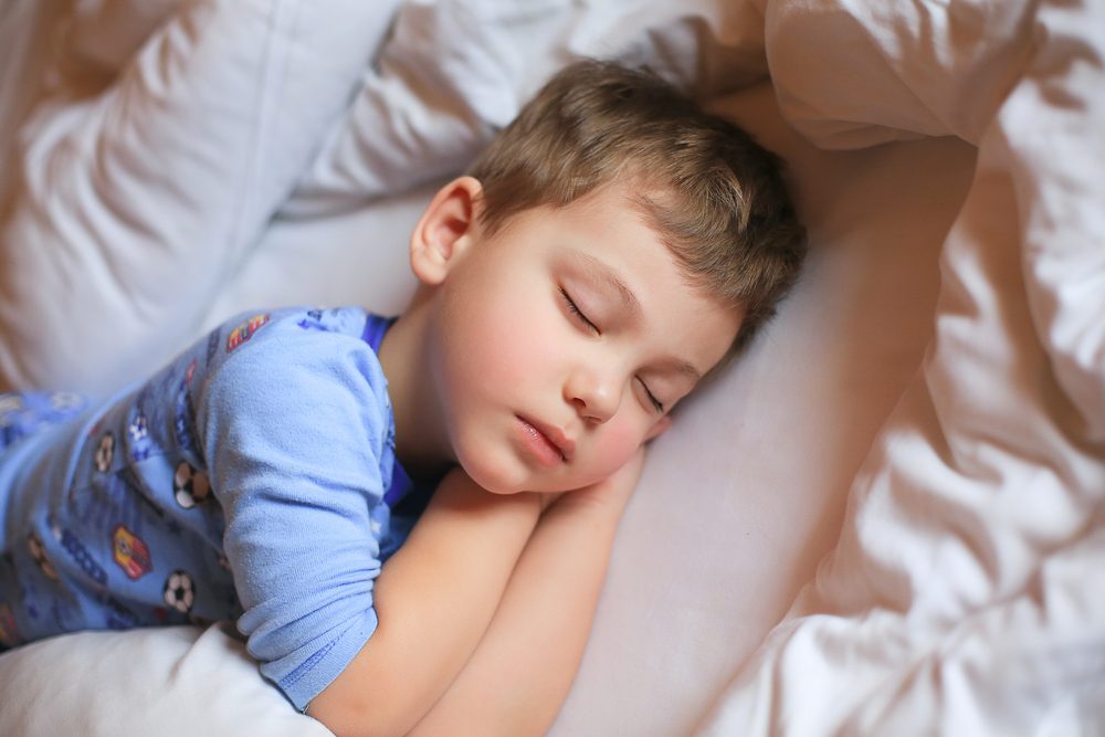 من الضروري مراجعة الطبيب عند ملاحظة أعراض صحية أخرى عند الطفل - ShutterStock