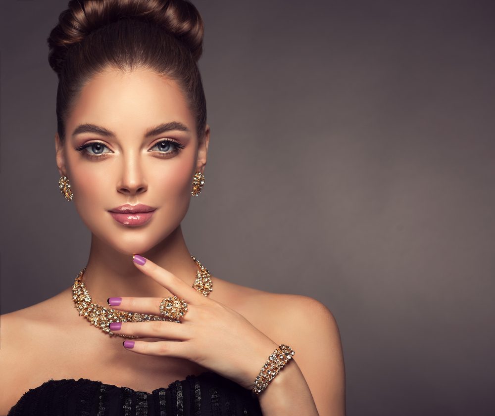 دار المجوهرات العالمية استطاعت النجاح بتضمين الفنون العالمية في تصاميمها - ShutterStock