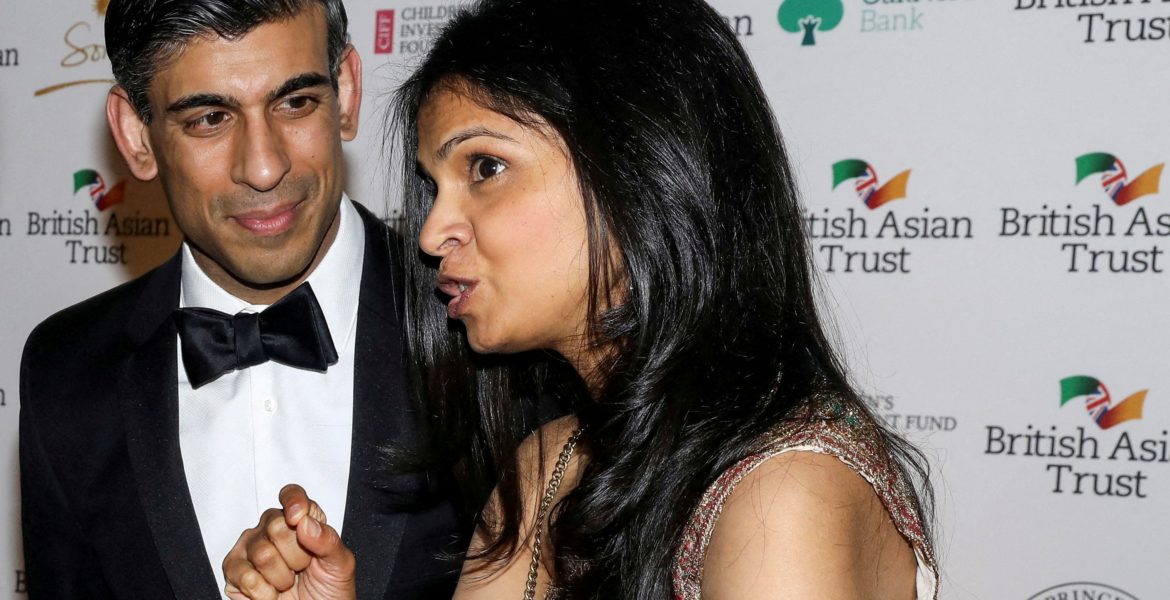 ريشي سوناك وزوجته/ رويترز