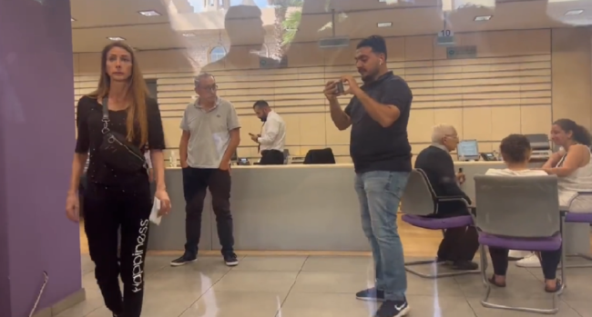 نائبة لبنانية تقتحم بنكاً وتطالب بسحب أموالها.. ومواطن يفتح النار من رشاش حربي باتجاه أحد البنوك (فيديو)