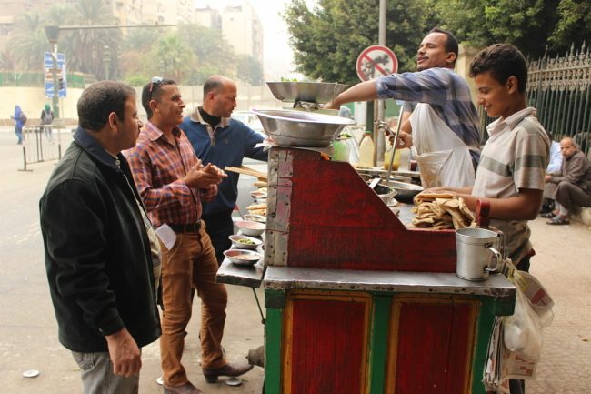 حتى عربات الفول أصبحت رفاهية.. كيف يكتوي الفقراء في مصر من لهيب الأسعار بعد تعويم الجنيه؟