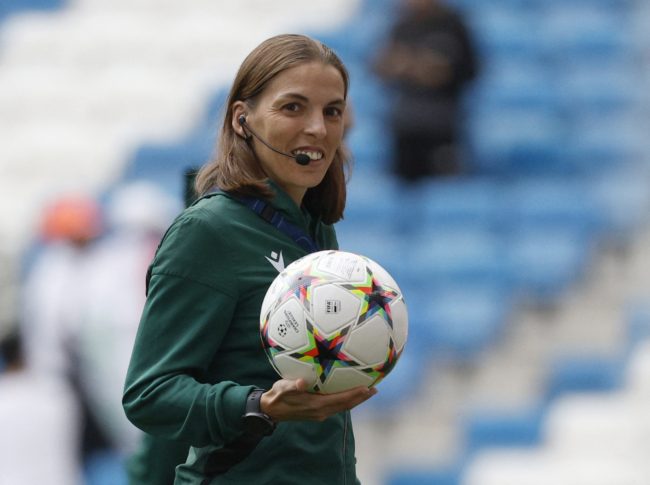 الفرنسية ستيفاني فرابارت تكتب التاريخ كأول حكمة نسائية في نهائيات كأس العالم