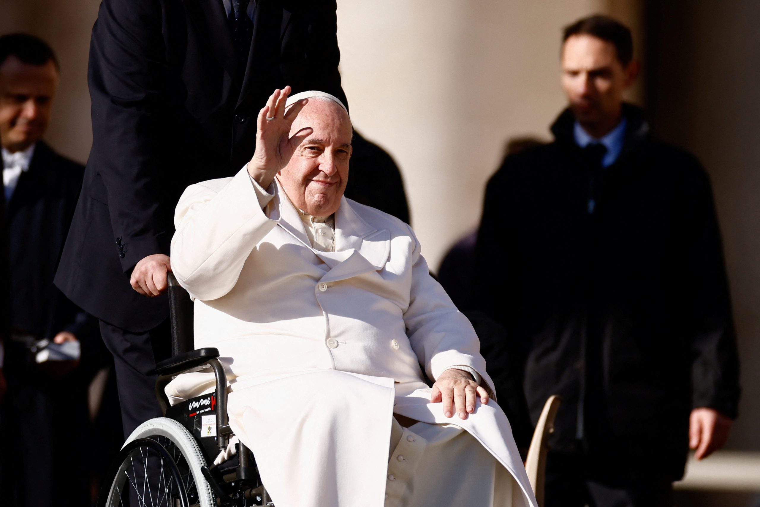 يعاني من التهاب المفاصل الذي يسبب تورماً.. الفاتيكان يستعين بأطباء أتلتيكو مدريد لعلاج البابا فرانسيس