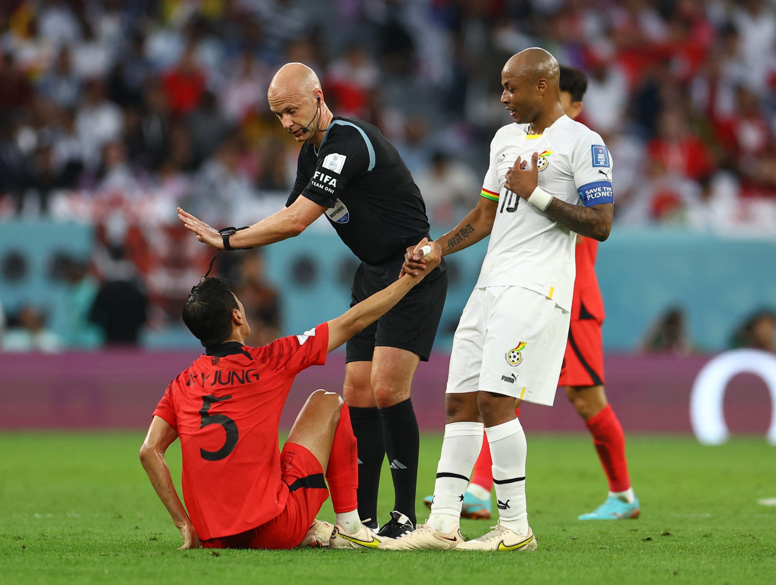 مدتها 15 دقيقة ولكنّ للحَكَم صلاحية تمديدها بشروط.. تفاصيل لا تعرفها عن “استراحة ما بين الشوطين” في مباريات كرة القدم