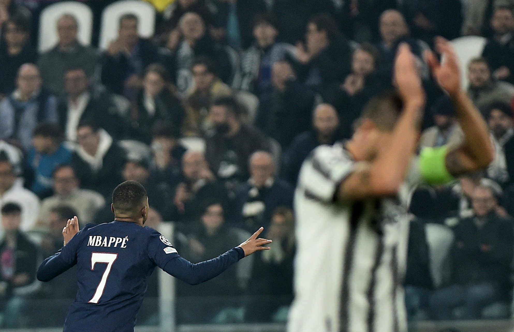 في سيناريو مشابه لما حدث مع رونالدو.. جماهير يوفنتوس ترد على هدف مبابي في شباكهم بتصرف مفاجئ (فيديو)