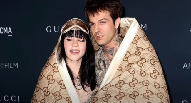 بيلي إيليش تثير الجدل في آخر ظهور لها.. ارتدت بطانية وملابس نوم على السجاد الأحمر (فيديو)