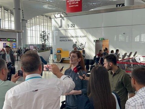 أطول امرأة في العالم تسافر جواً لأول مرة.. تركيا عدلت طائرتها بإزالة 6 مقاعد، وصممت مكانها سريراً خاصاً