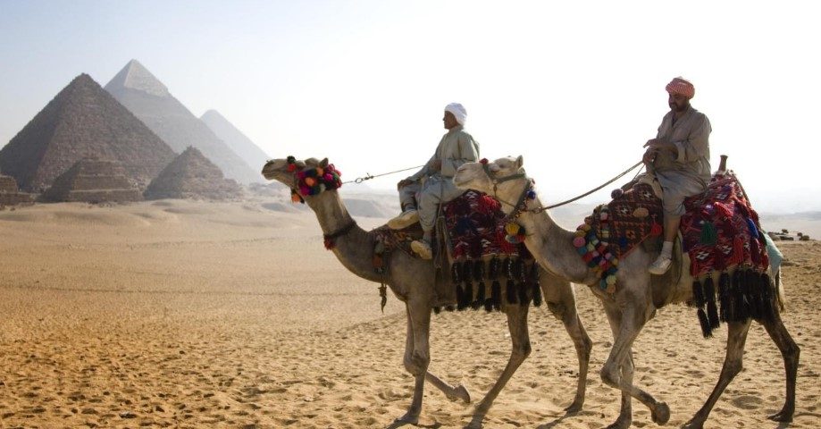 وكالات السفر تلجأ إلى وسائل غريبة لجذب روادها.. تتلاعب بواقعهم لخلق تجربة يتذكرونها للأبد