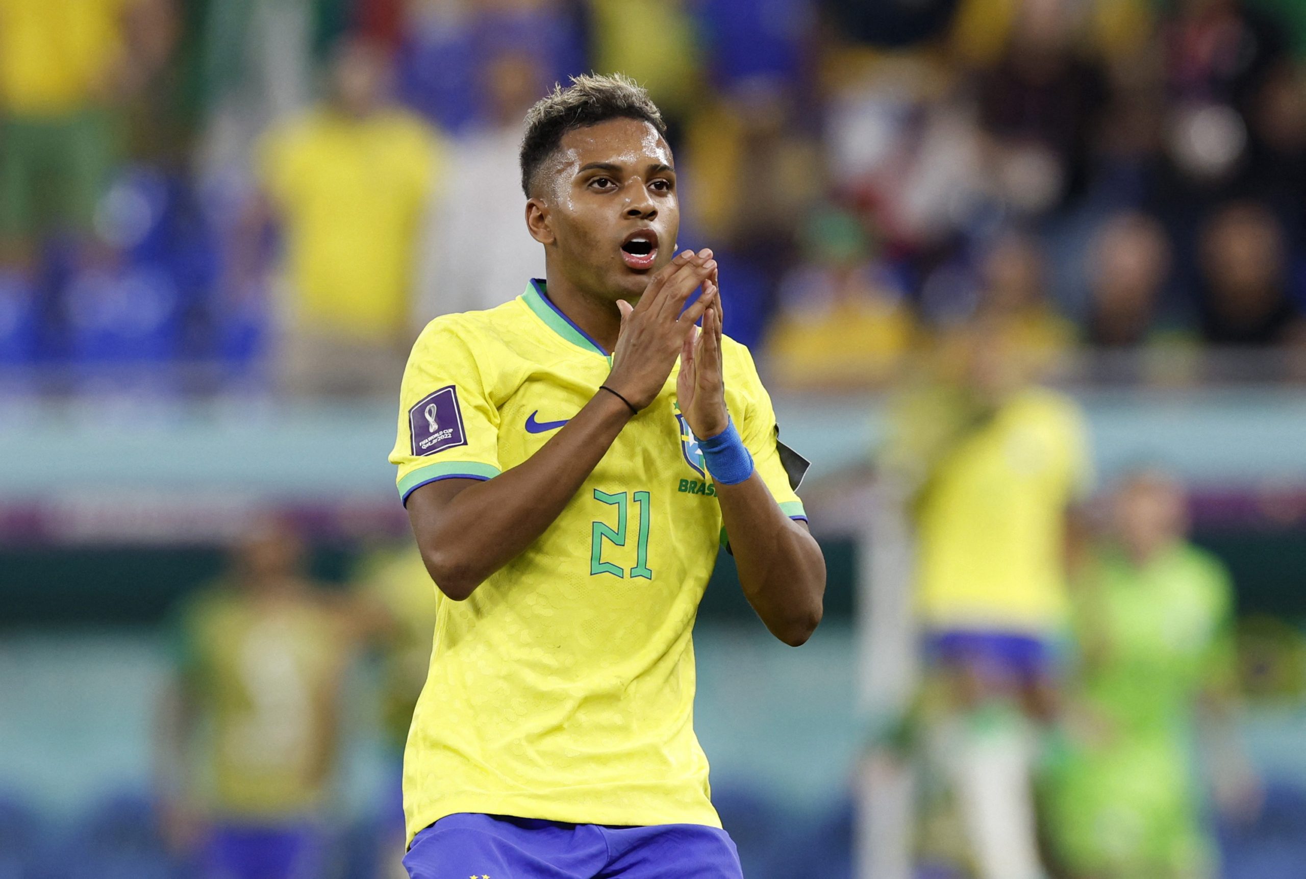 “دعني آخذ منك البركة”.. الشاب رودريغو “يمسح” قدم الظاهرة رونالدو على الهواء (فيديو)