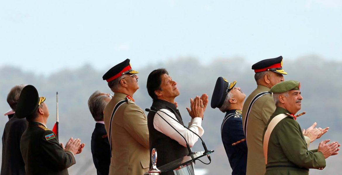 عمران خان مع عدد من قادة الجيش عندما كان في الحكم/ رويترز