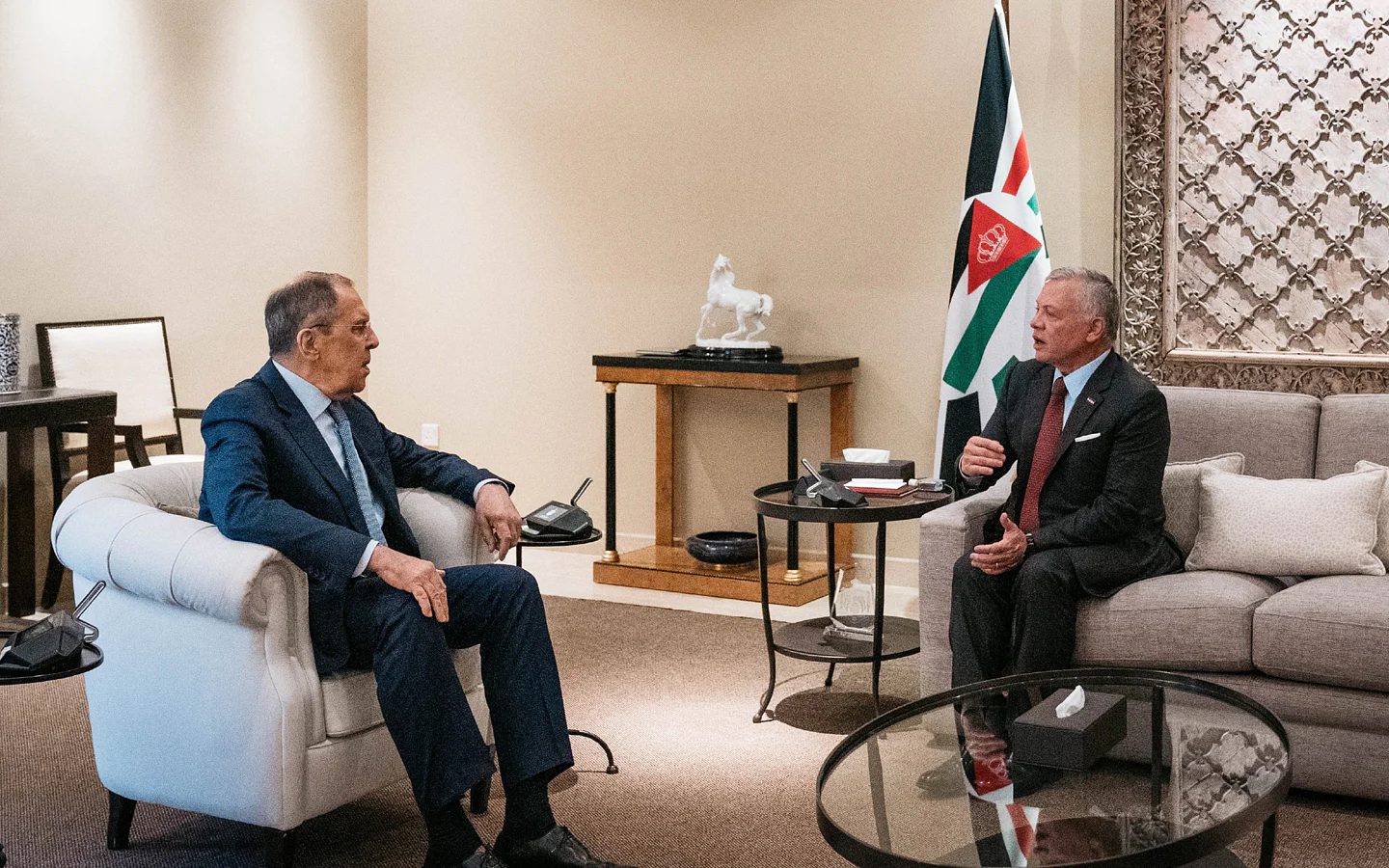 عمّان تبحث عن ضمانات من روسيا.. كيف تزيد التحديات الأمنية في الجنوب السوري مخاوف الأردن؟