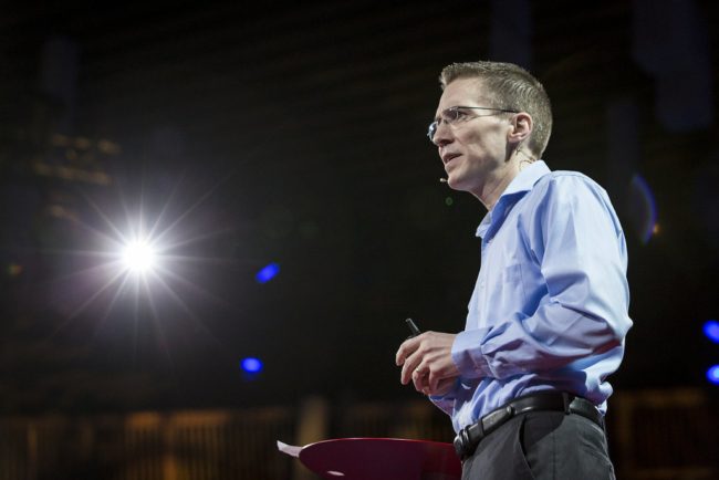 ضربة في الرأس حوّلته إلى عبقري في الرياضيات والهندسة! بائع الأثاث الذي غيّرت “متلازمة الموهوب” حياته