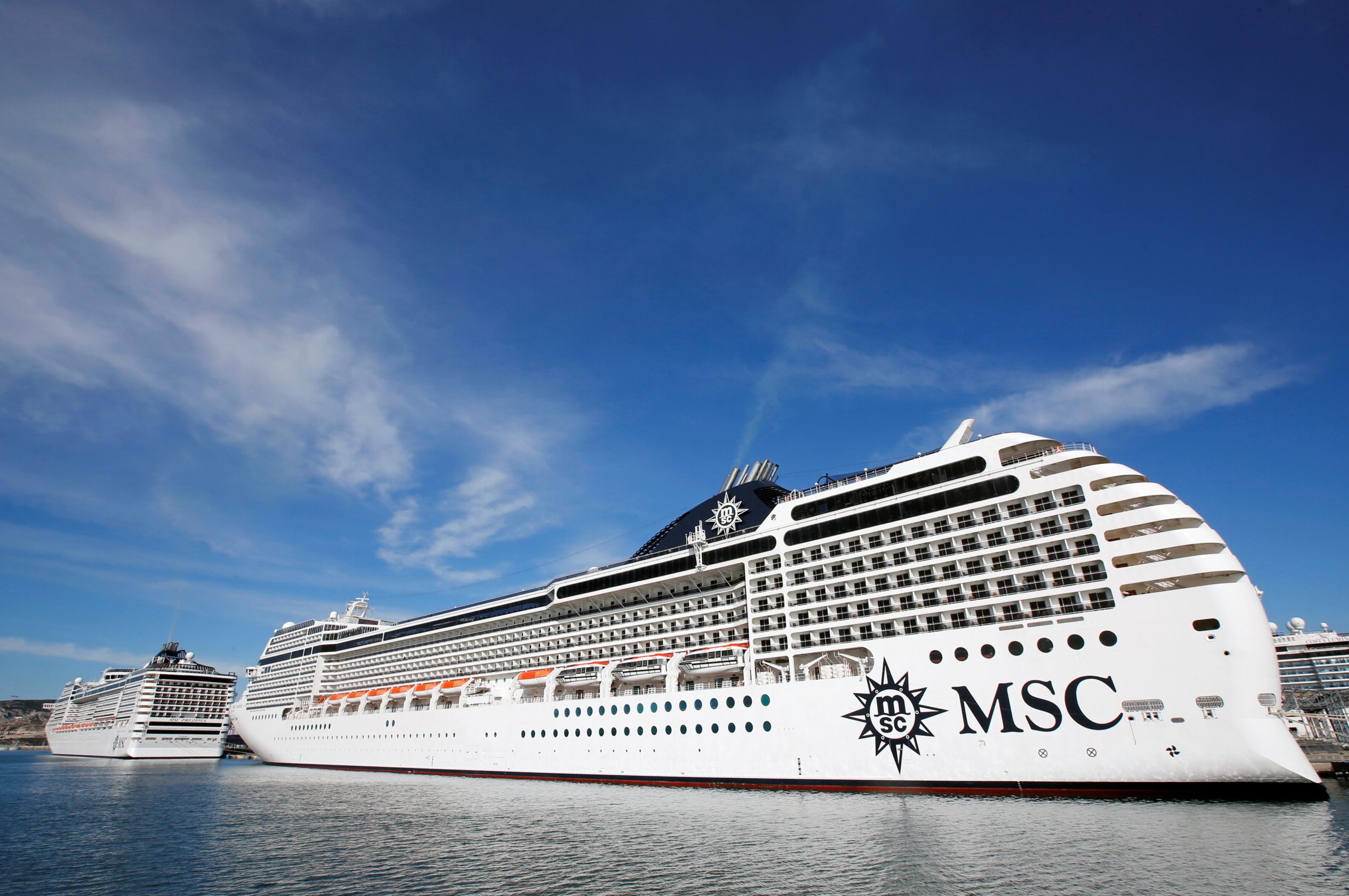 وصول ثاني السفن العائمة إلى ميناء الدوحة (رويترز)