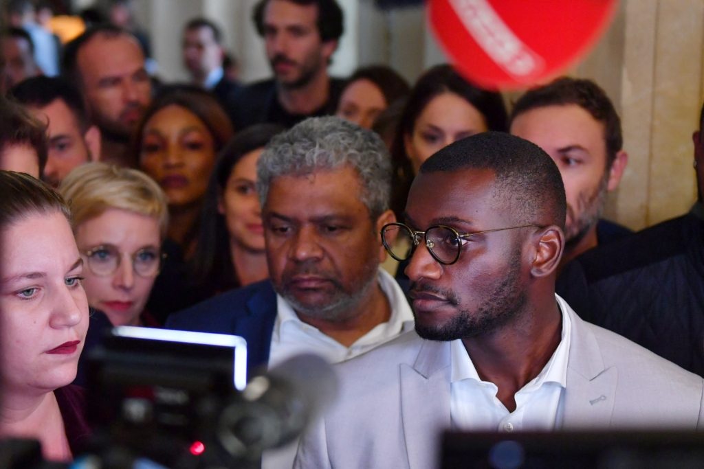 البرلمان الفرنسي العنصرية