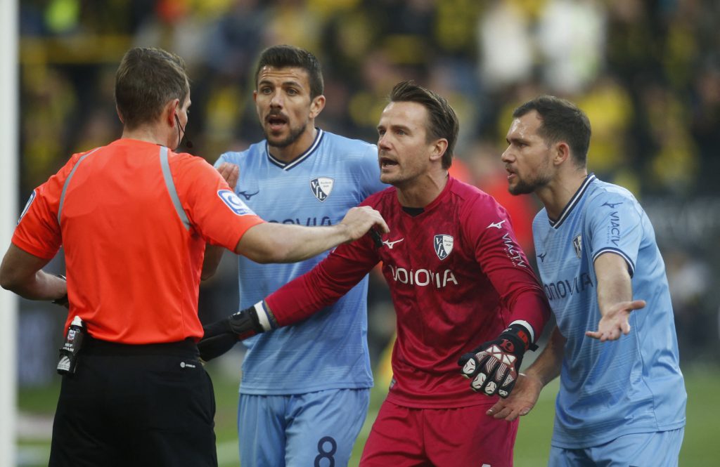 مسعف يتسبب بإصابة لاعب (رويترز)