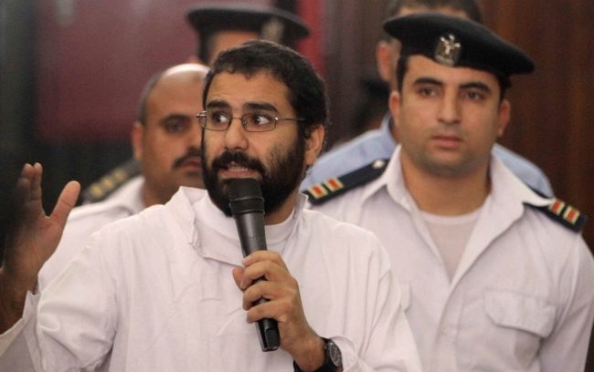 علاء عبد الفتاح يكشف عن عيشه بـ”منطقة مرعبة”.. وجه رسالة من محبسه لشقيقته: الثقب الأسود ابتلعني