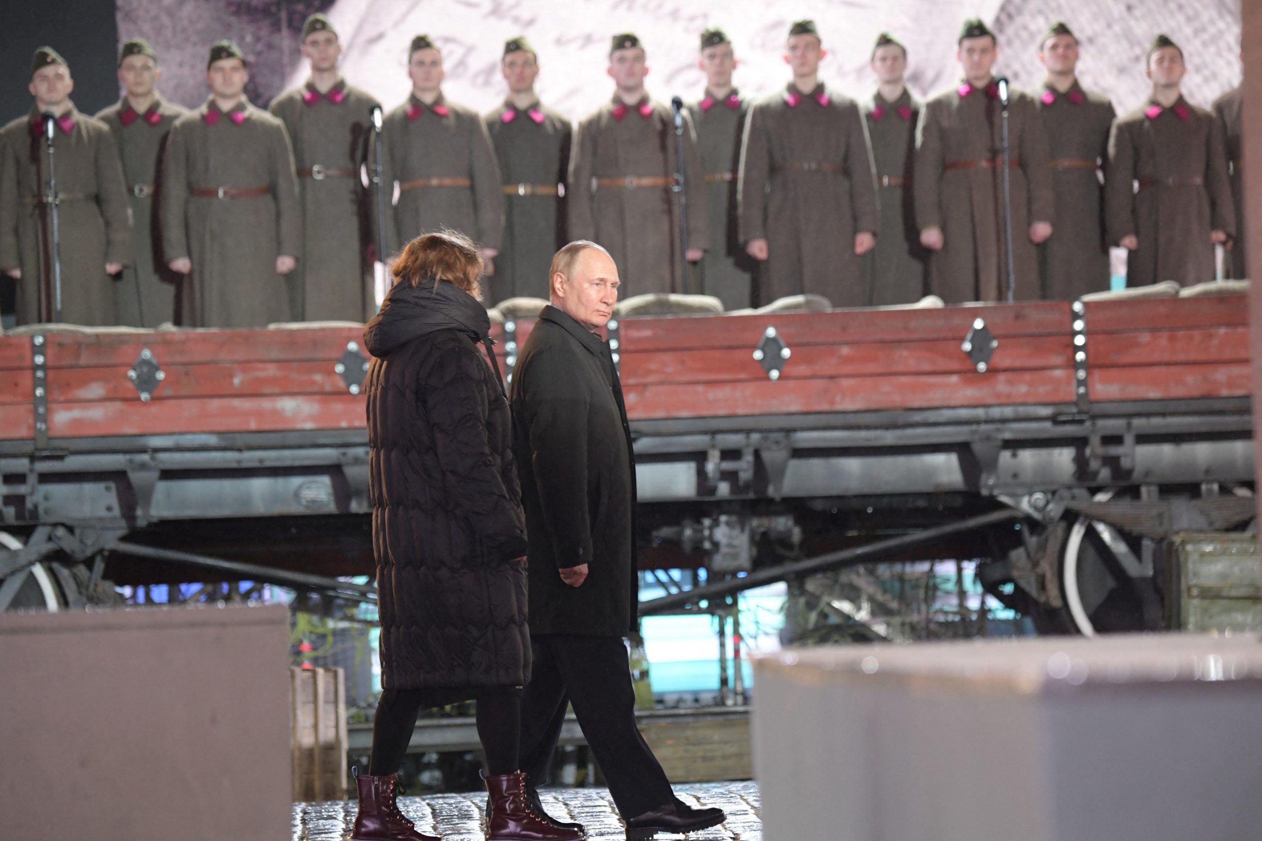 “ستريت جورنال”: الحرب والعقوبات تقلصان قدرة بوتين.. عجز الميزانية الروسية قد يستمر لسنوات