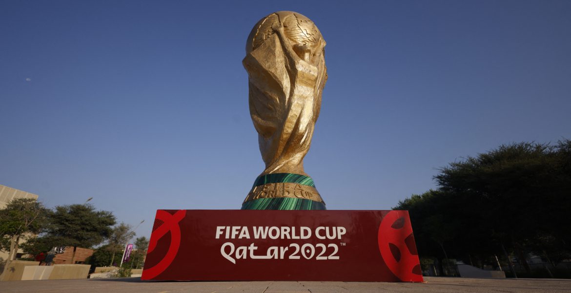 مشجع يمني يخطف الأضواء في كأس العالم (رويترز)