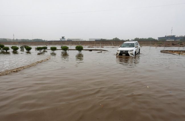 العراق تستسلم لسيول الأمطار.. صور وفيديوهات لفيضانات عارمة تضرب بغداد وتتسبب في أضرار مادية