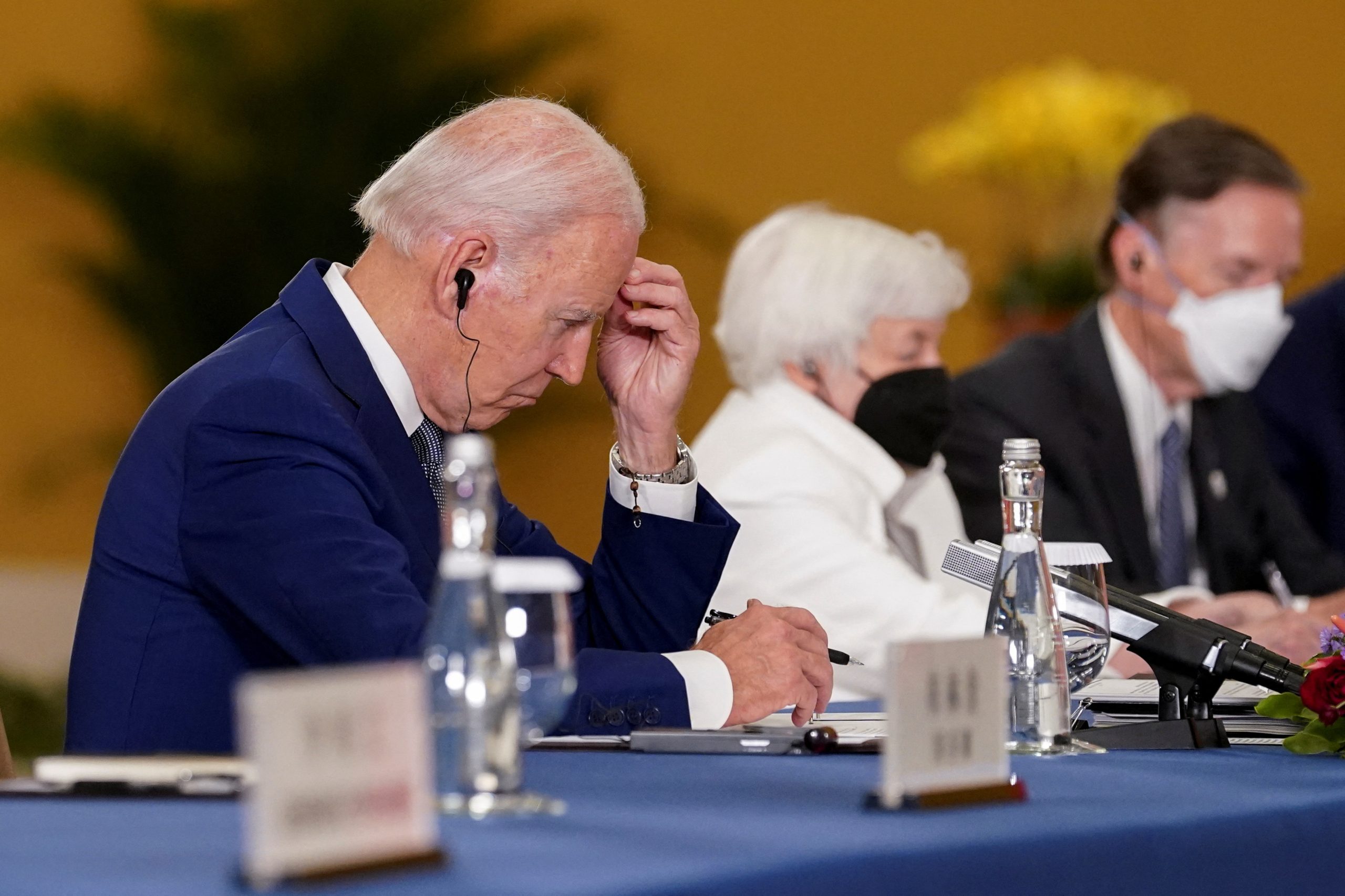 بايدن كان نائماً، وتورُّط روسيا آخر ما تمناه.. كواليس استنفار الإدارة الأمريكية بعد خبر سقوط صاروخ على بولندا