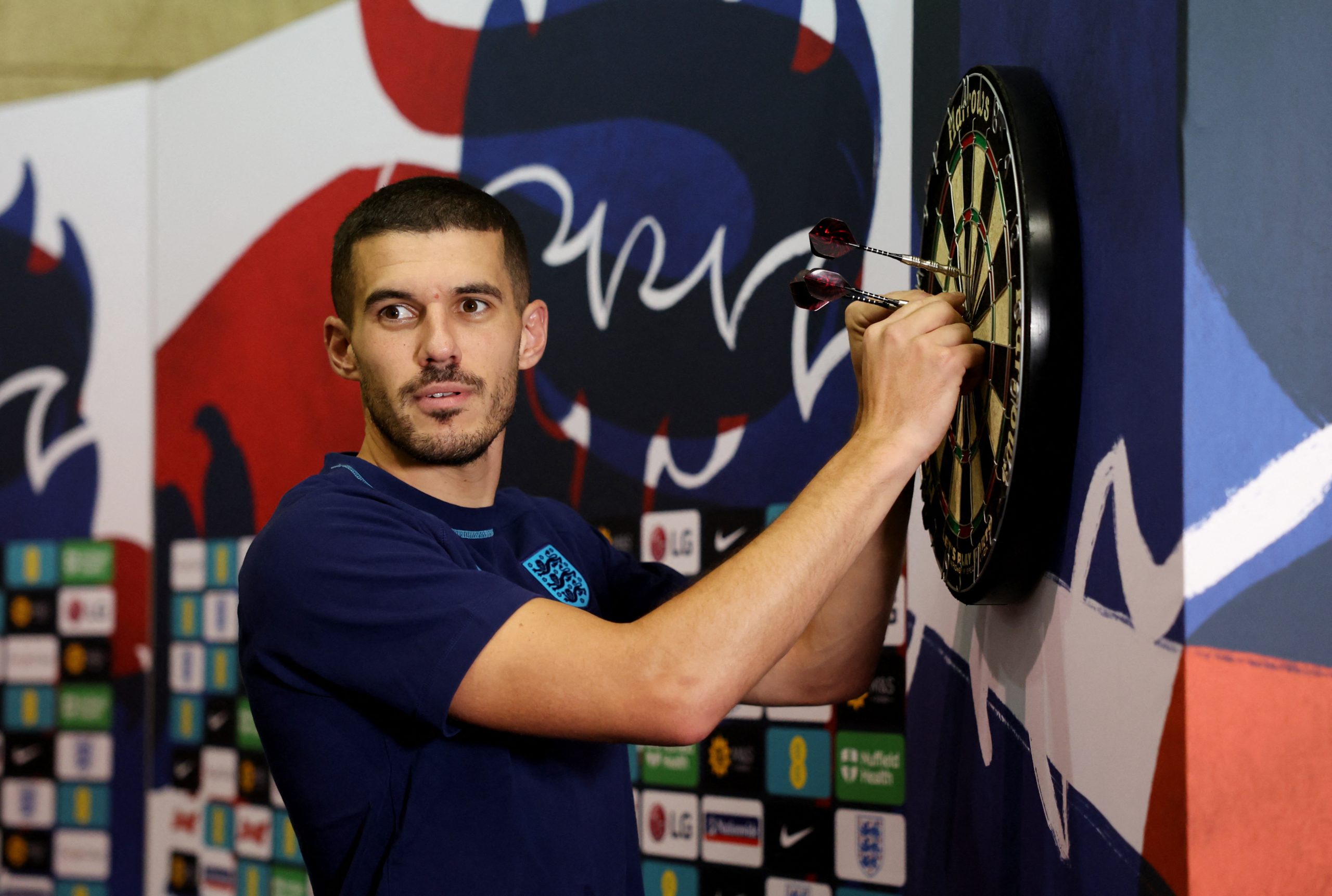 لاعب إنجليزي: سنحترم قطر ولن نخالف القواعد (رويترز)