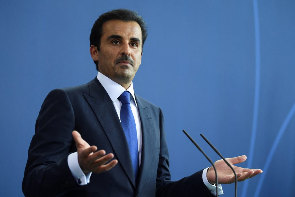 رويترز/ أمير قطر يمازح وزير الرياضة السعودي