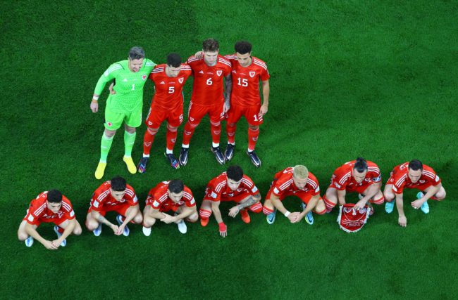 لماذا يقف لاعبو منتخب ويلز بشكل عشوائي في الصورة الجماعية قبل المباريات؟