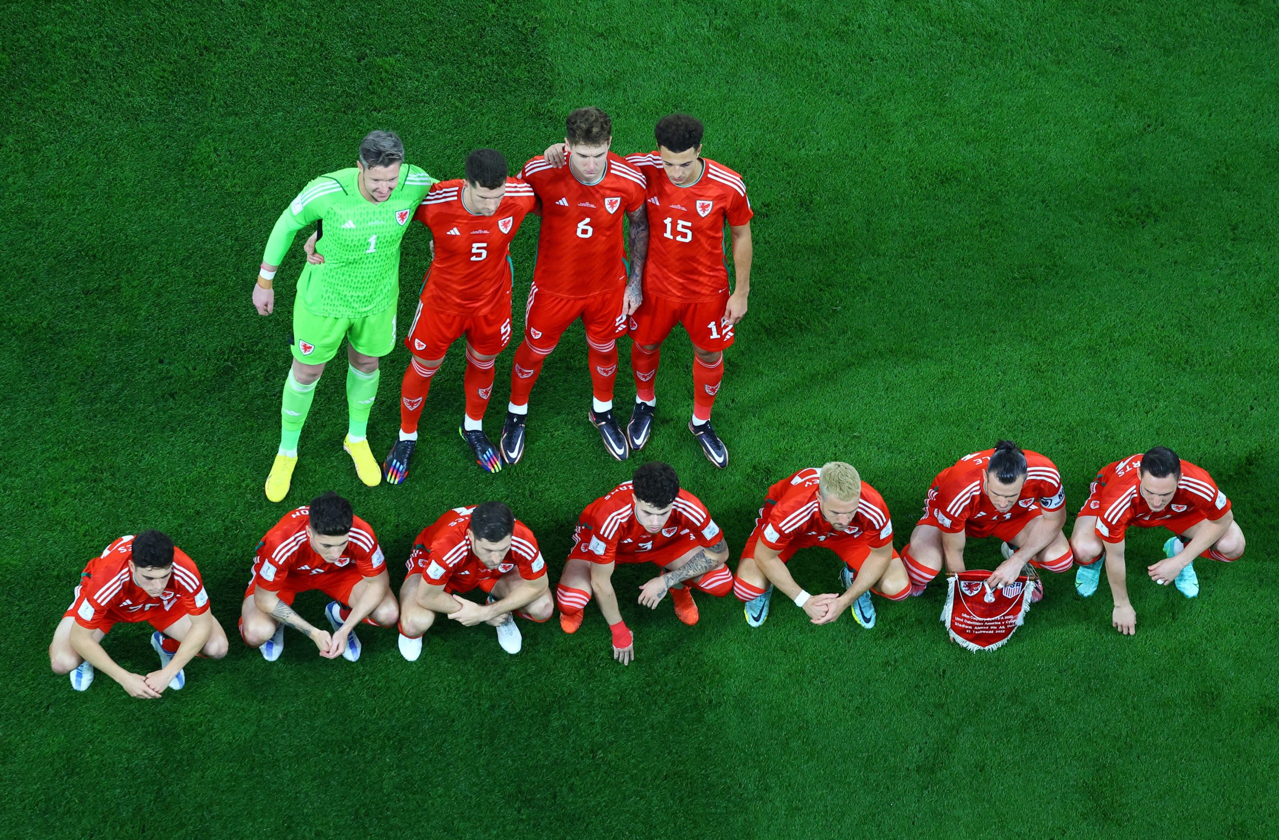 لماذا يقف لاعبو منتخب ويلز بشكل عشوائي (رويترز)