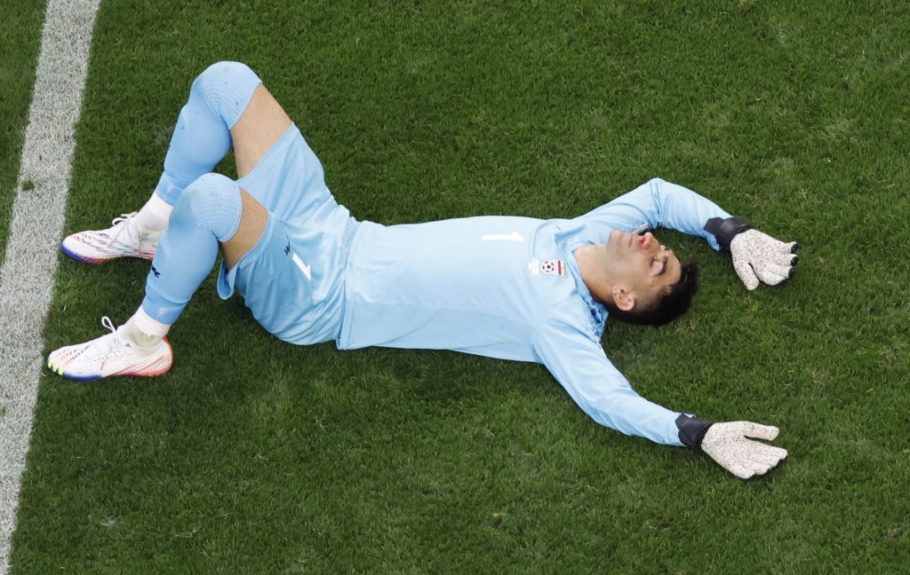 قصة حارس إيران الذي دخل موسوعة غينيس (رويترز)