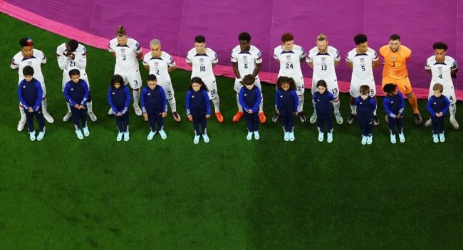 قمصان المنتخب الإنجليزي بكأس العالم تثير غضب مشجعيه! صانعوها يتقاضون مبلغاً زهيداً وتُباع بثمن باهظ