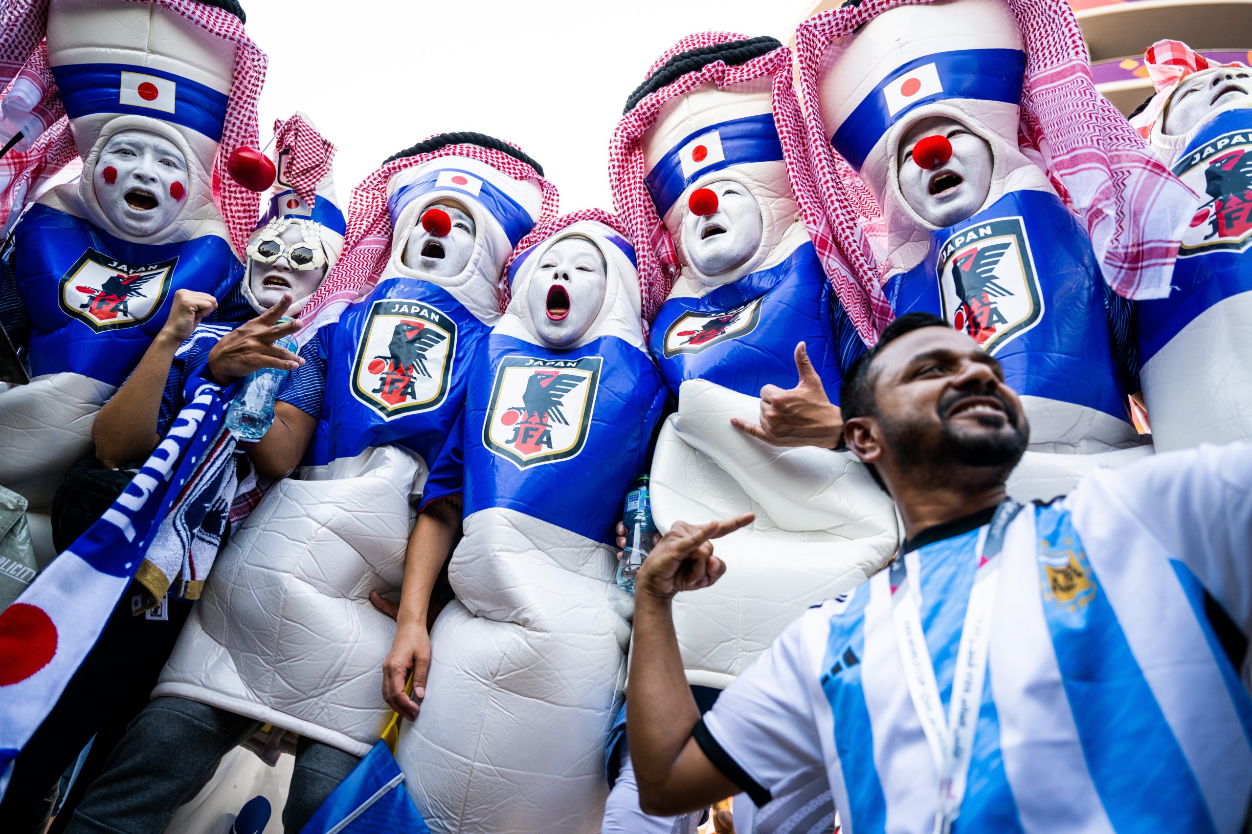 انتظَروا إشارة المرور الخضراء ثم رقصوا! اليابانيون يحتفلون على طريقتهم بفوز منتخبهم على ألمانيا (فيديو)